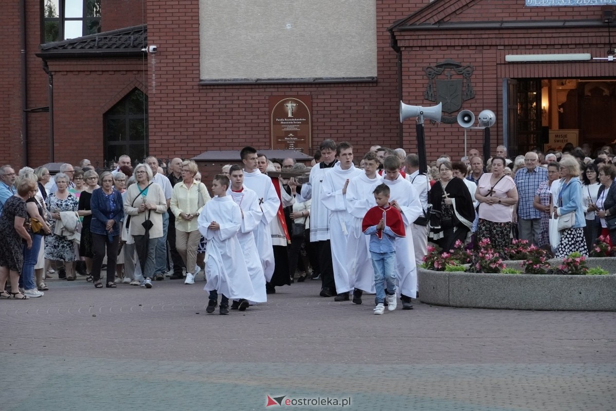 Misie Święte w parafii pw. Zbawiciela Świata w Ostrołęce - procesja ulicami miasta [24.05.2024] - zdjęcie #102 - eOstroleka.pl