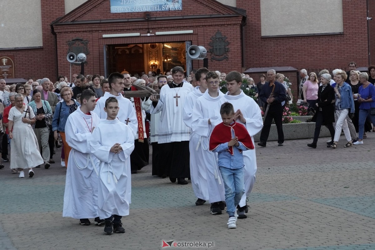 Misie Święte w parafii pw. Zbawiciela Świata w Ostrołęce - procesja ulicami miasta [24.05.2024] - zdjęcie #100 - eOstroleka.pl