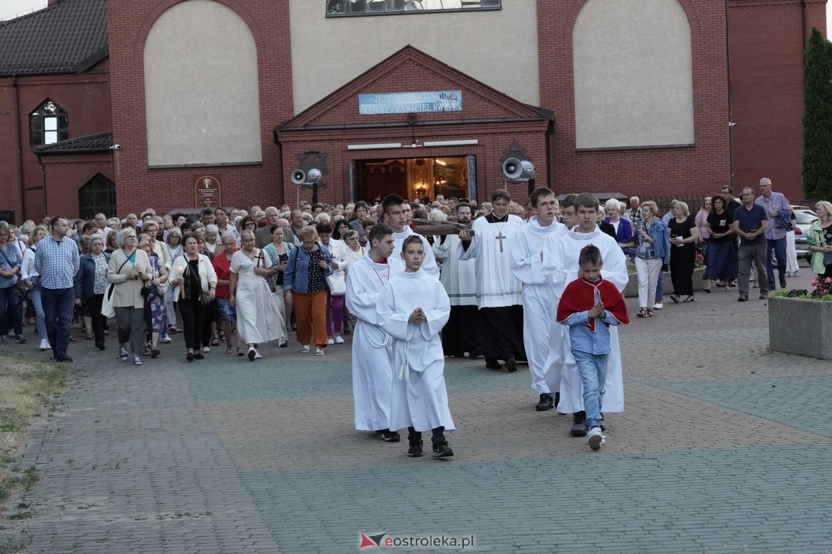 Misie Święte w parafii pw. Zbawiciela Świata w Ostrołęce - procesja ulicami miasta [24.05.2024] - zdjęcie #99 - eOstroleka.pl