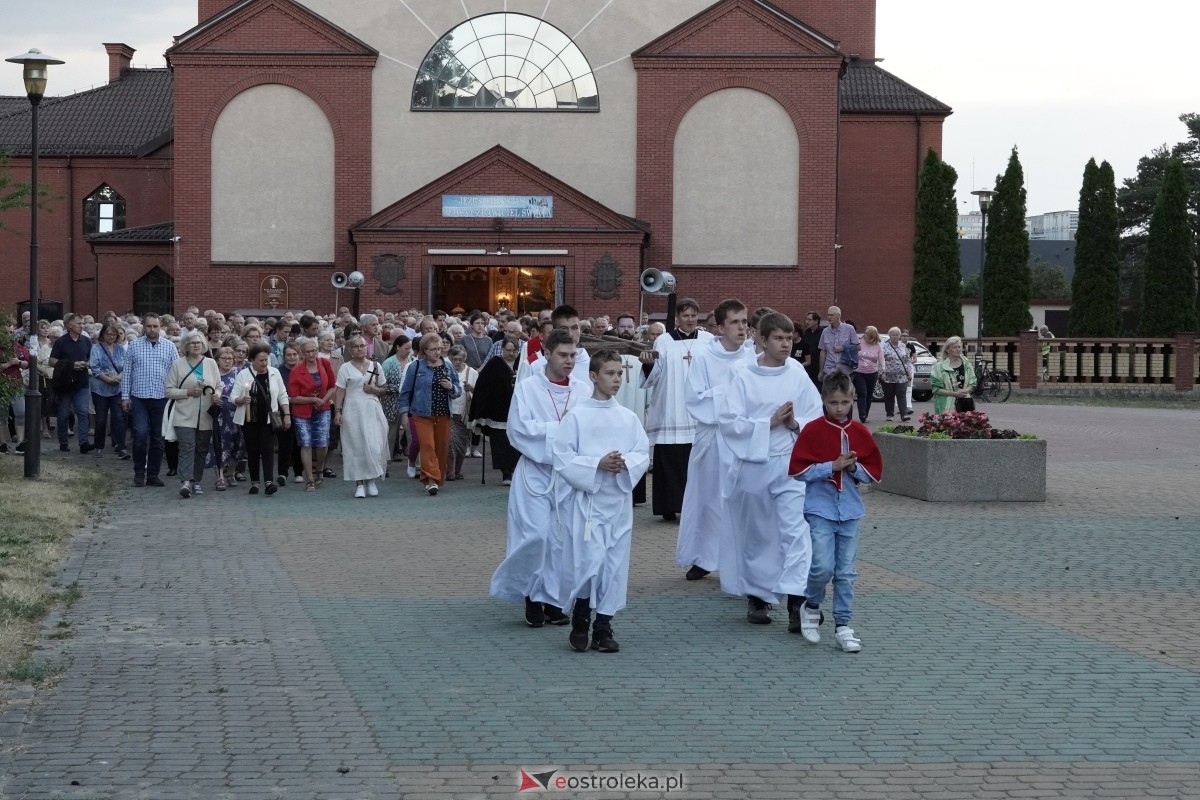 Misie Święte w parafii pw. Zbawiciela Świata w Ostrołęce - procesja ulicami miasta [24.05.2024] - zdjęcie #98 - eOstroleka.pl