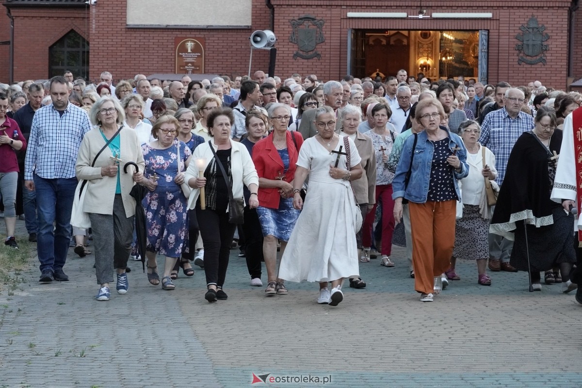 Misie Święte w parafii pw. Zbawiciela Świata w Ostrołęce - procesja ulicami miasta [24.05.2024] - zdjęcie #96 - eOstroleka.pl