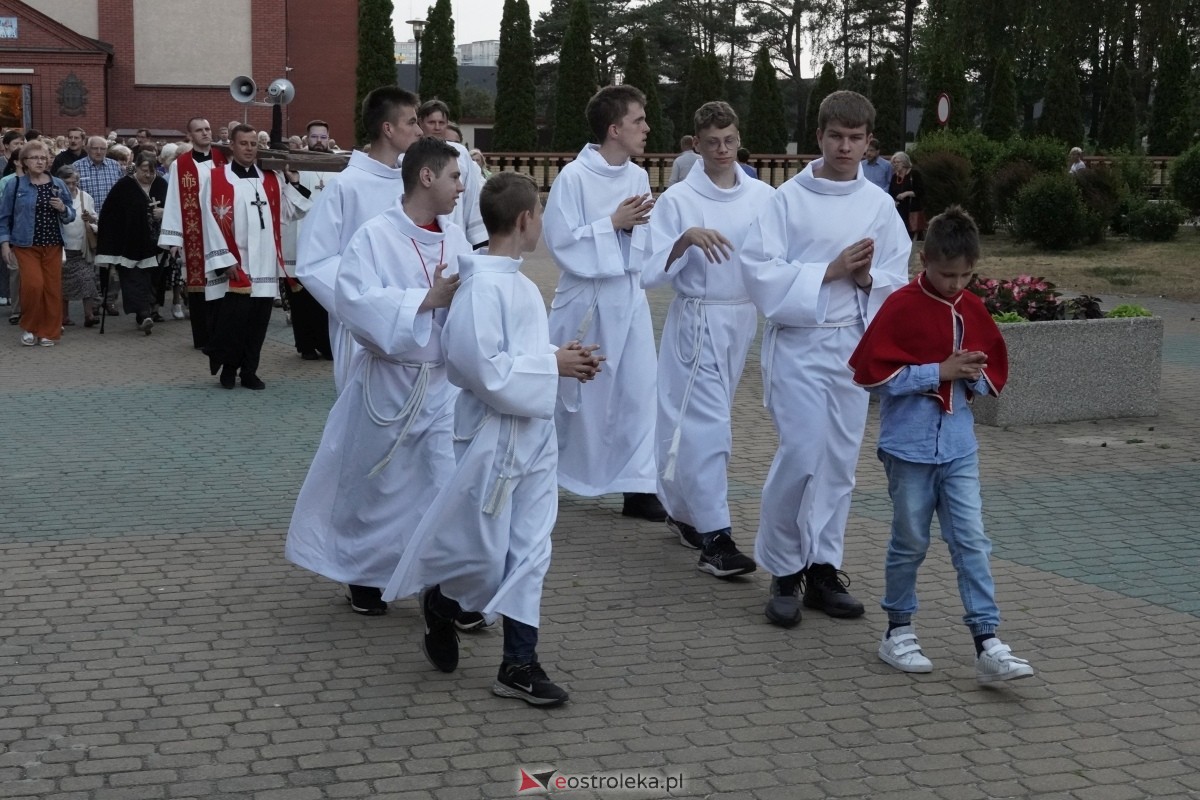 Misie Święte w parafii pw. Zbawiciela Świata w Ostrołęce - procesja ulicami miasta [24.05.2024] - zdjęcie #95 - eOstroleka.pl