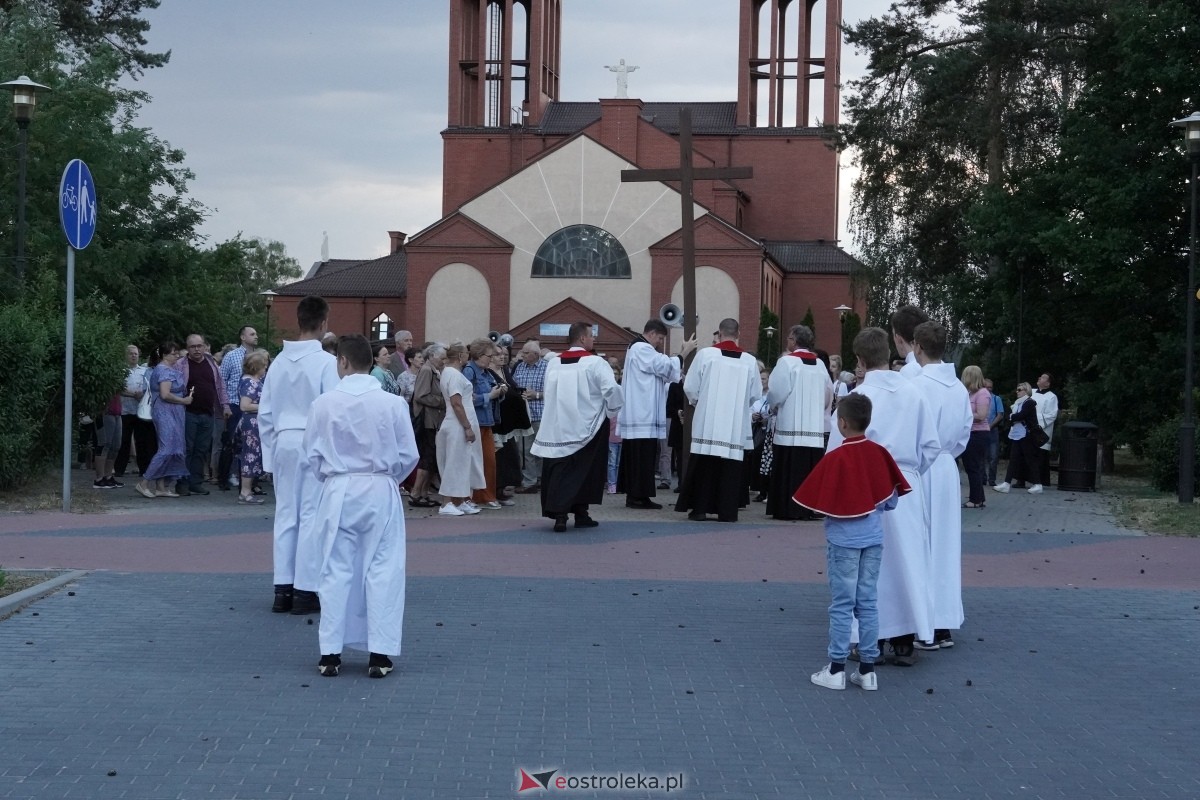 Misie Święte w parafii pw. Zbawiciela Świata w Ostrołęce - procesja ulicami miasta [24.05.2024] - zdjęcie #94 - eOstroleka.pl