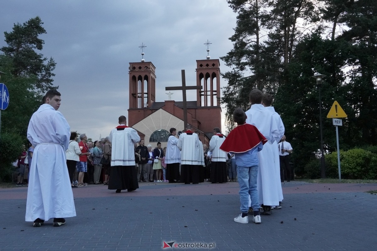 Misie Święte w parafii pw. Zbawiciela Świata w Ostrołęce - procesja ulicami miasta [24.05.2024] - zdjęcie #93 - eOstroleka.pl