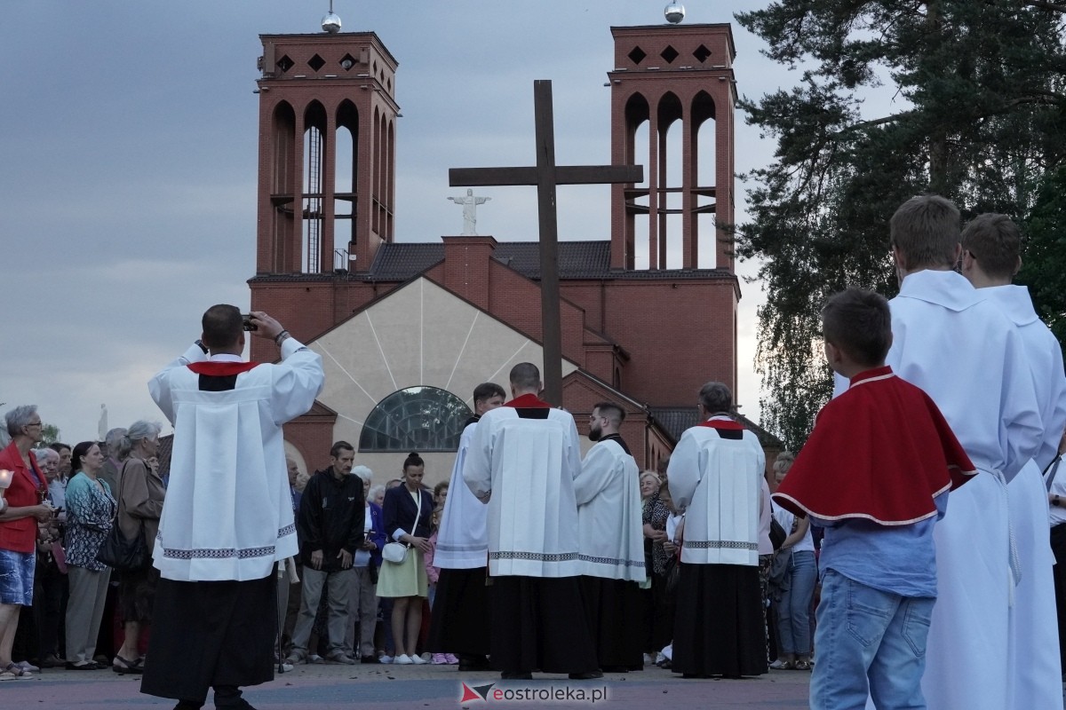 Misie Święte w parafii pw. Zbawiciela Świata w Ostrołęce - procesja ulicami miasta [24.05.2024] - zdjęcie #92 - eOstroleka.pl