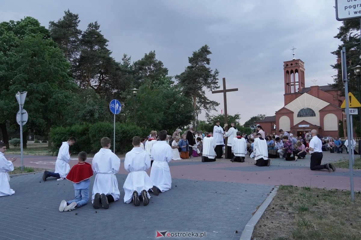 Misie Święte w parafii pw. Zbawiciela Świata w Ostrołęce - procesja ulicami miasta [24.05.2024] - zdjęcie #91 - eOstroleka.pl