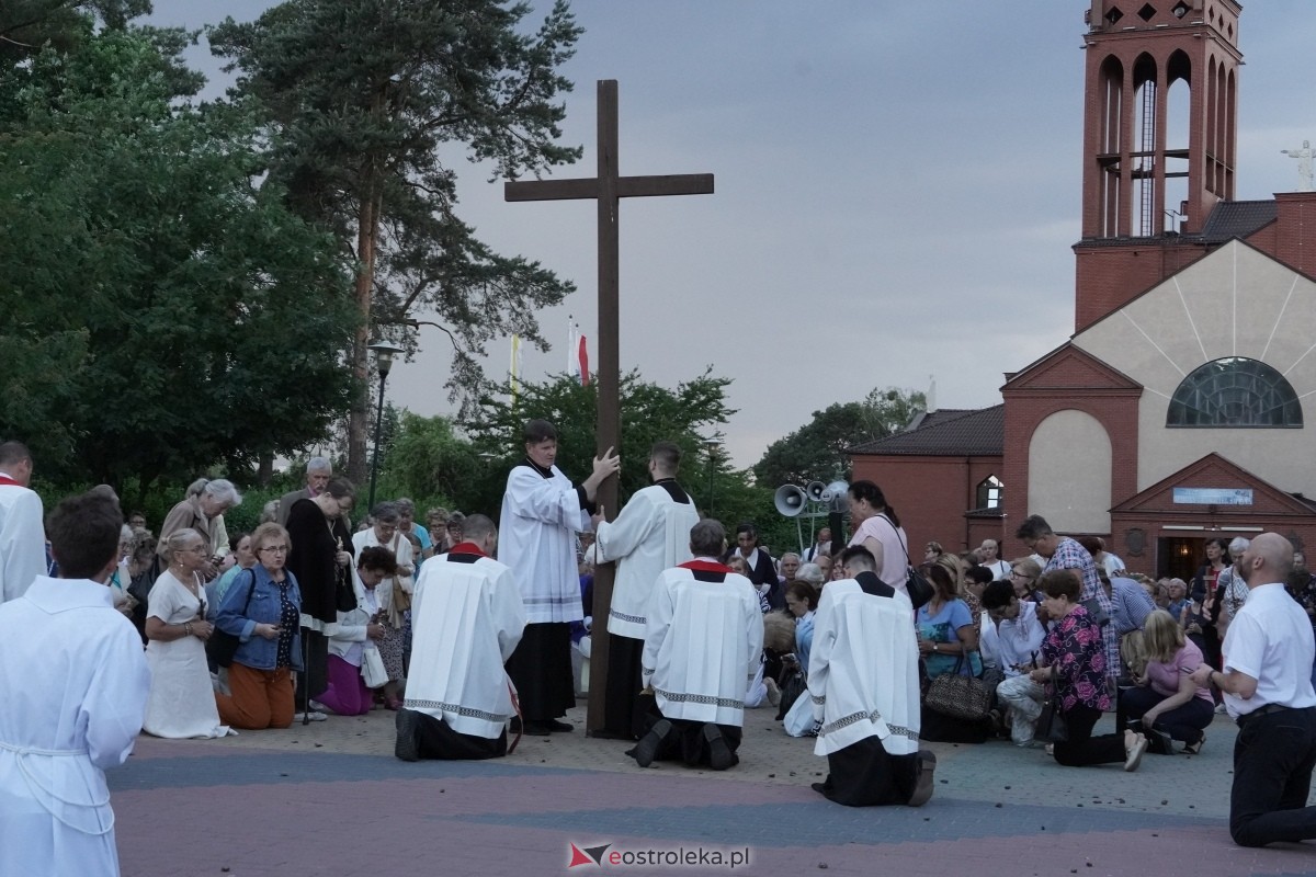 Misie Święte w parafii pw. Zbawiciela Świata w Ostrołęce - procesja ulicami miasta [24.05.2024] - zdjęcie #90 - eOstroleka.pl