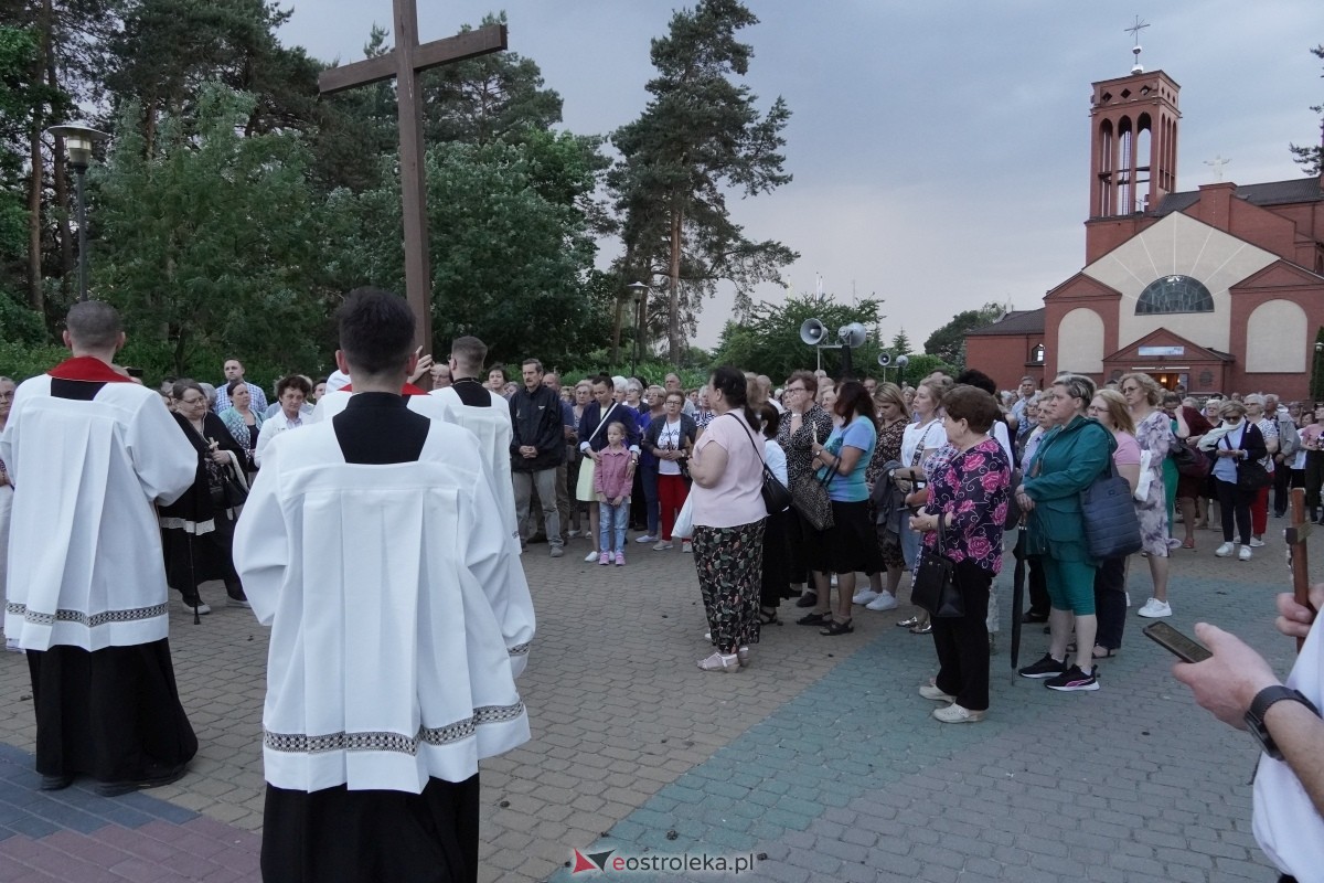 Misie Święte w parafii pw. Zbawiciela Świata w Ostrołęce - procesja ulicami miasta [24.05.2024] - zdjęcie #89 - eOstroleka.pl