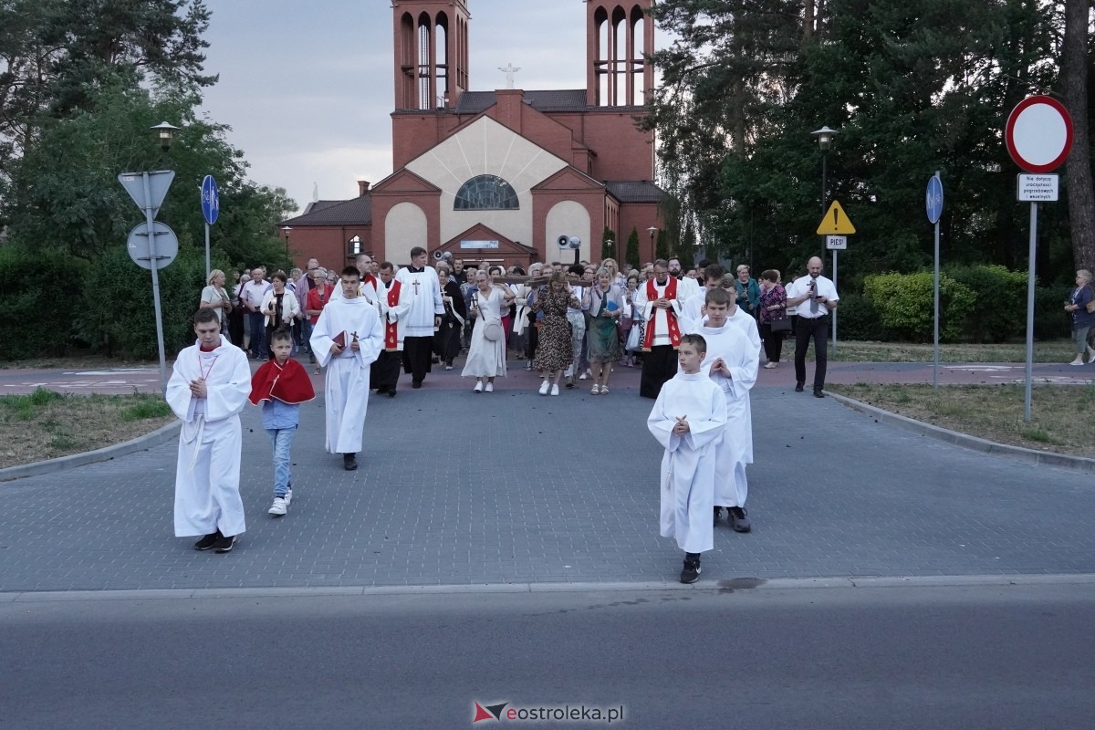 Misie Święte w parafii pw. Zbawiciela Świata w Ostrołęce - procesja ulicami miasta [24.05.2024] - zdjęcie #86 - eOstroleka.pl