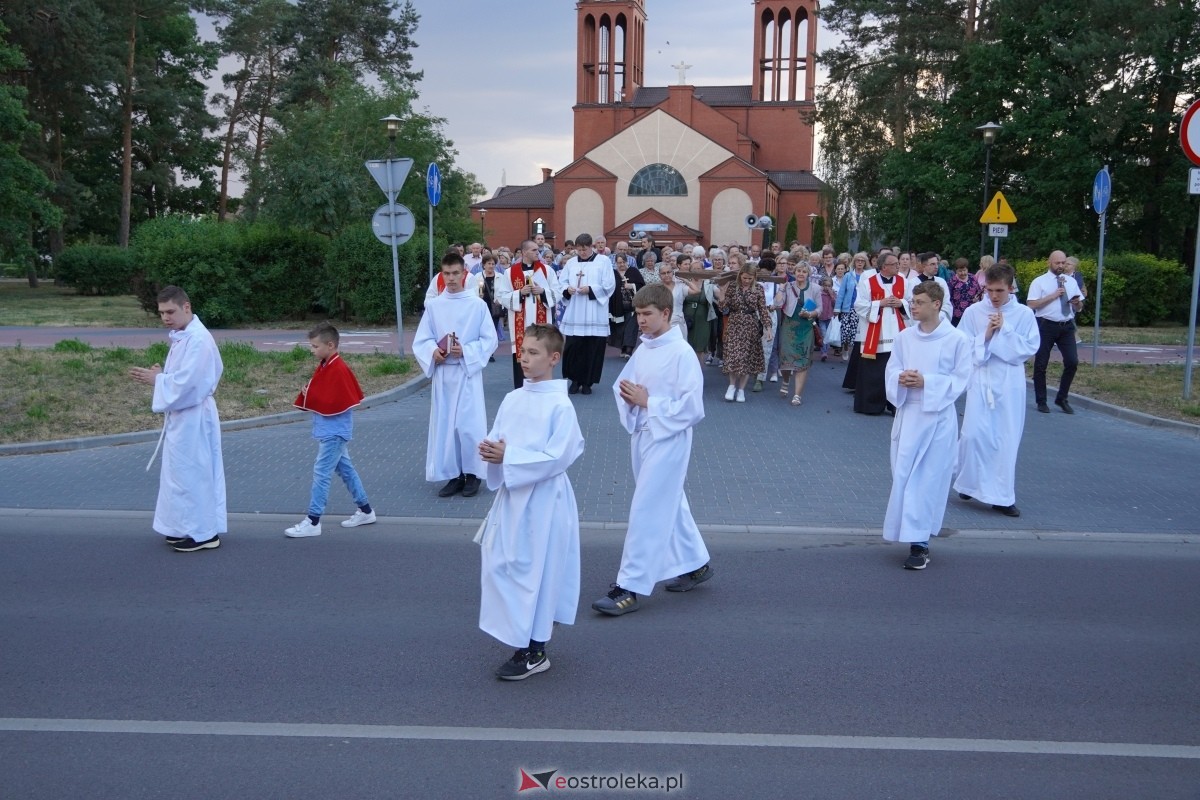 Misie Święte w parafii pw. Zbawiciela Świata w Ostrołęce - procesja ulicami miasta [24.05.2024] - zdjęcie #85 - eOstroleka.pl