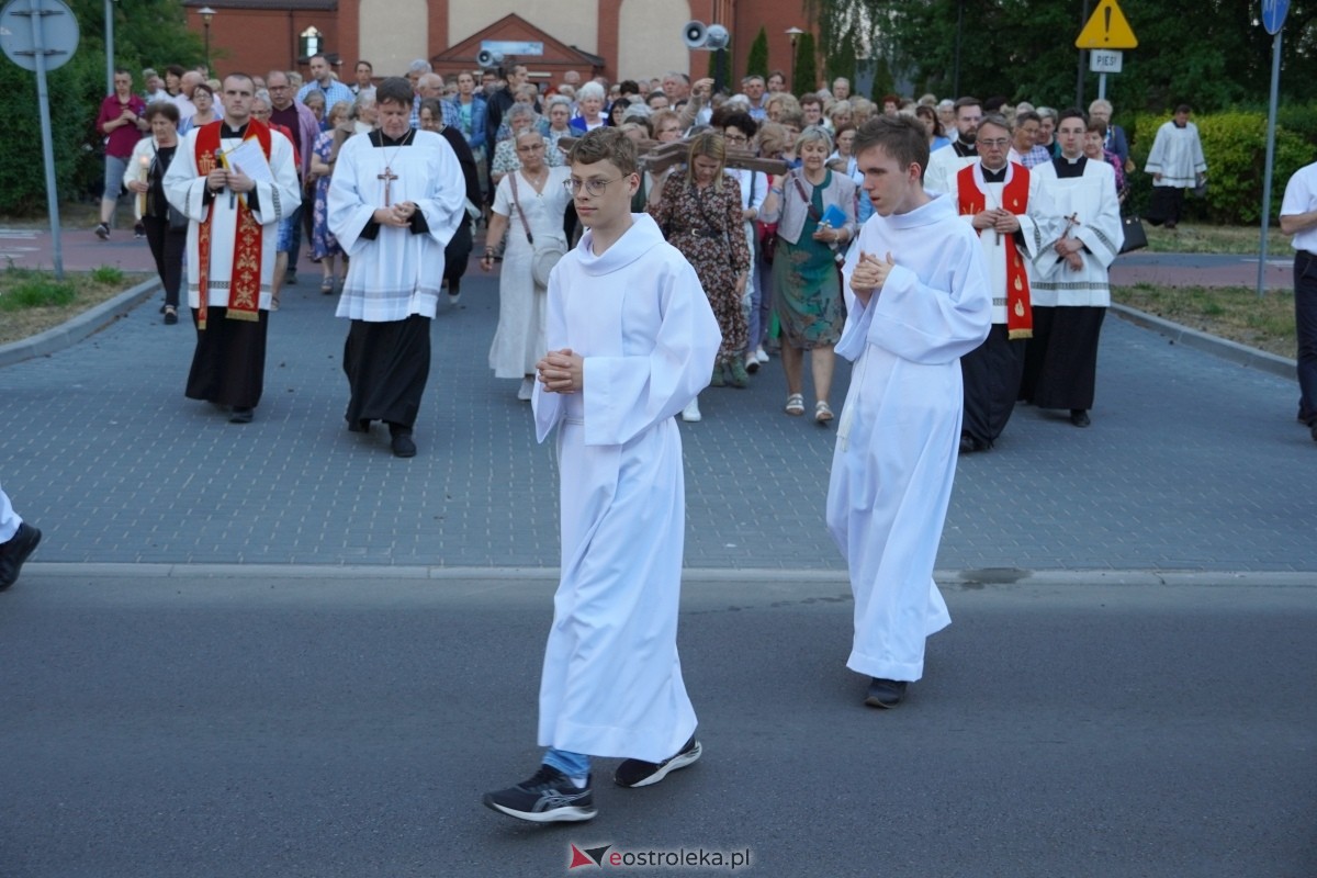 Misie Święte w parafii pw. Zbawiciela Świata w Ostrołęce - procesja ulicami miasta [24.05.2024] - zdjęcie #84 - eOstroleka.pl