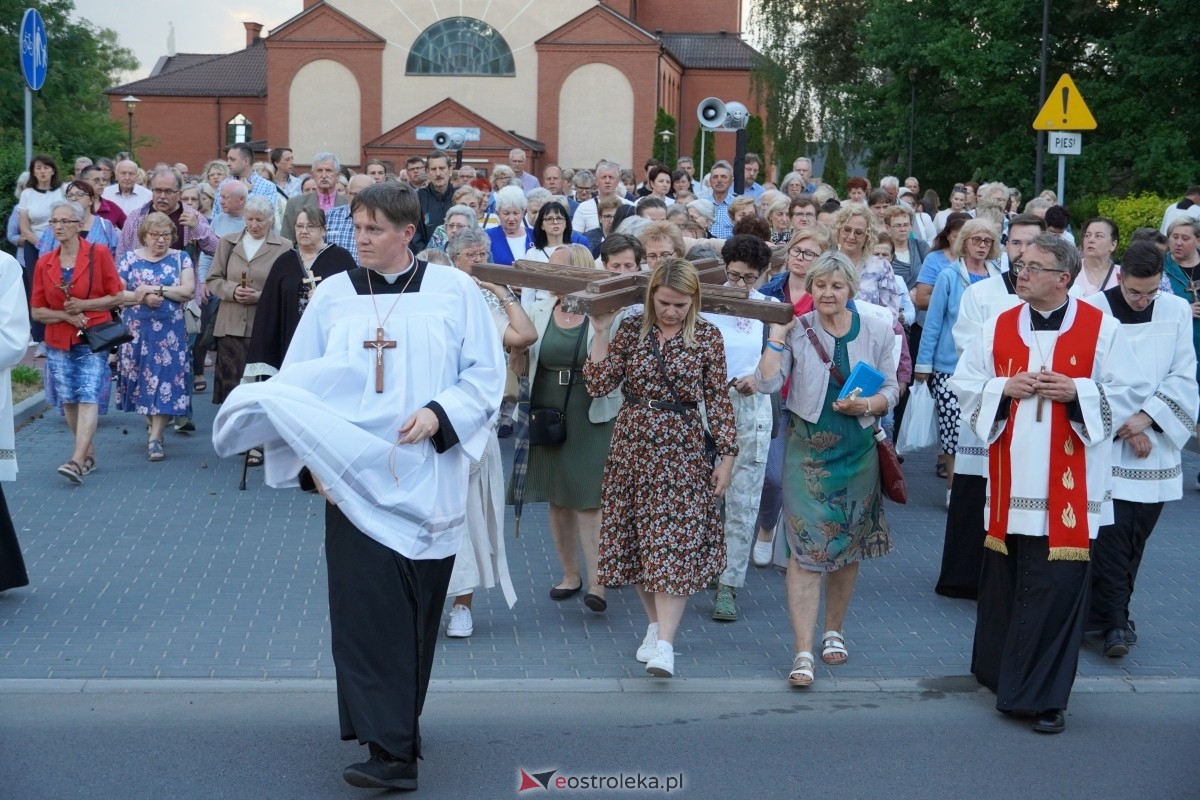 Misie Święte w parafii pw. Zbawiciela Świata w Ostrołęce - procesja ulicami miasta [24.05.2024] - zdjęcie #83 - eOstroleka.pl