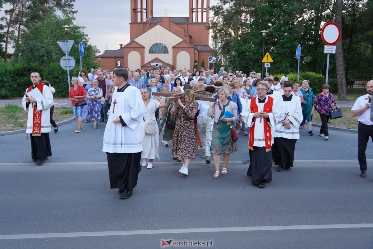 Misie Święte w parafii pw. Zbawiciela Świata w Ostrołęce - procesja ulicami miasta [24.05.2024] - zdjęcie #82 - eOstroleka.pl