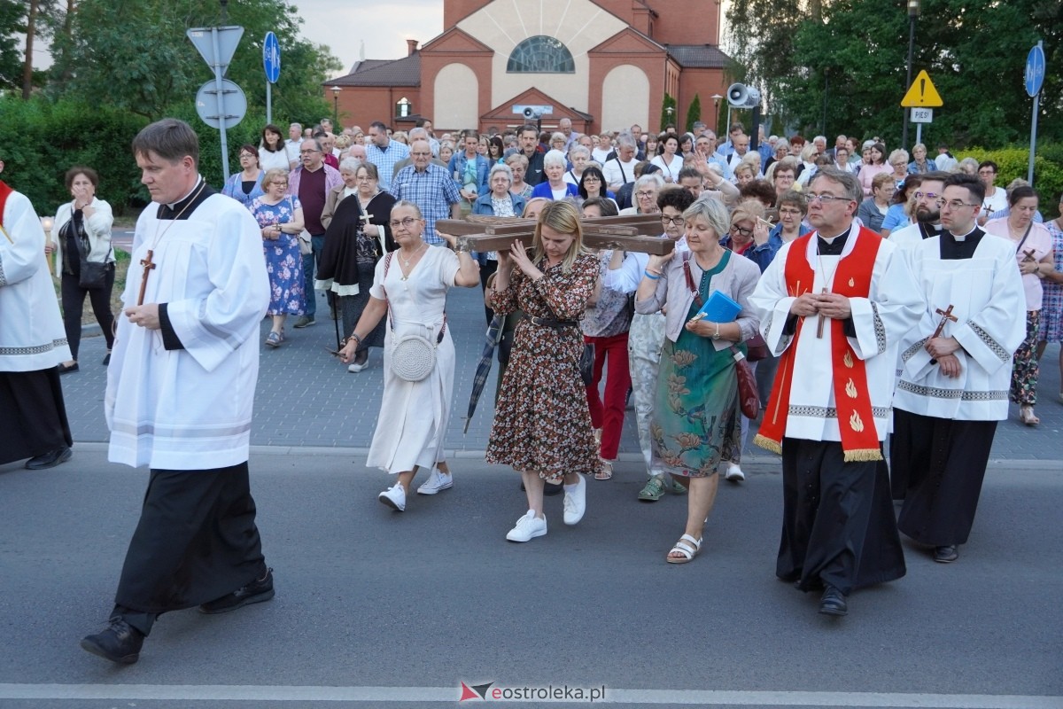 Misie Święte w parafii pw. Zbawiciela Świata w Ostrołęce - procesja ulicami miasta [24.05.2024] - zdjęcie #81 - eOstroleka.pl