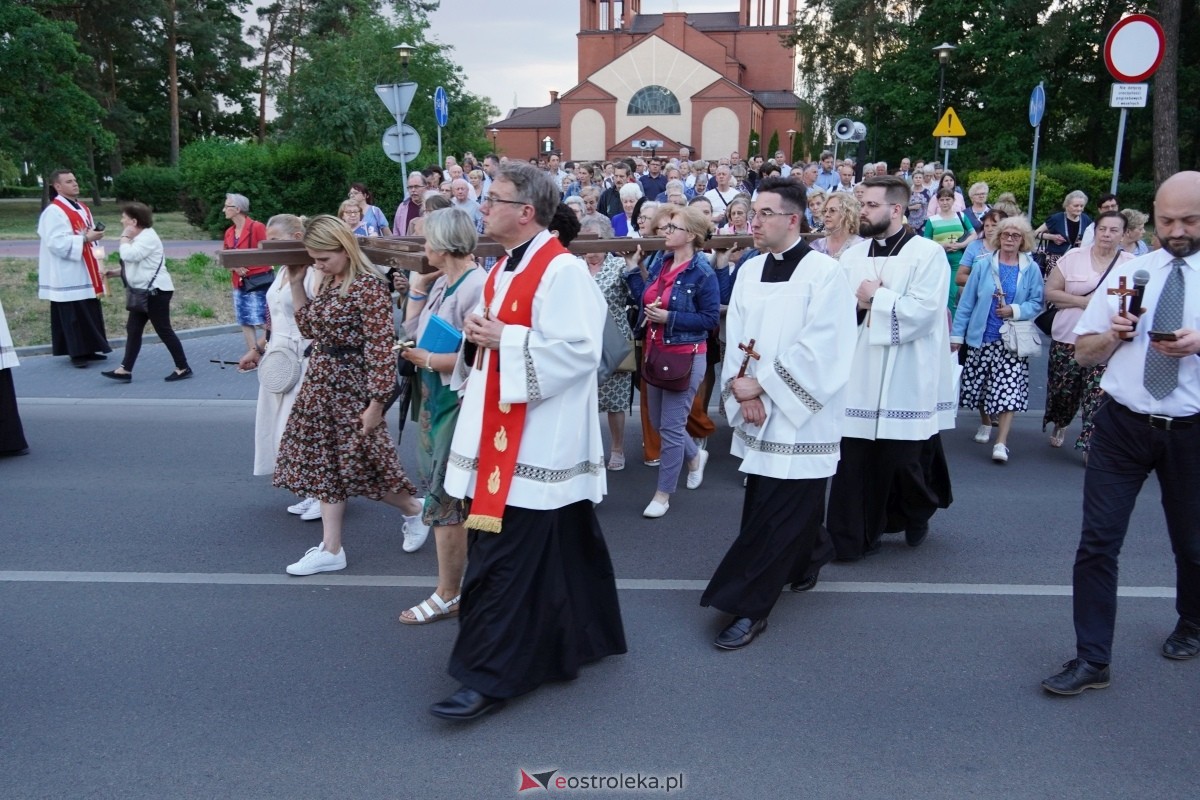 Misie Święte w parafii pw. Zbawiciela Świata w Ostrołęce - procesja ulicami miasta [24.05.2024] - zdjęcie #80 - eOstroleka.pl