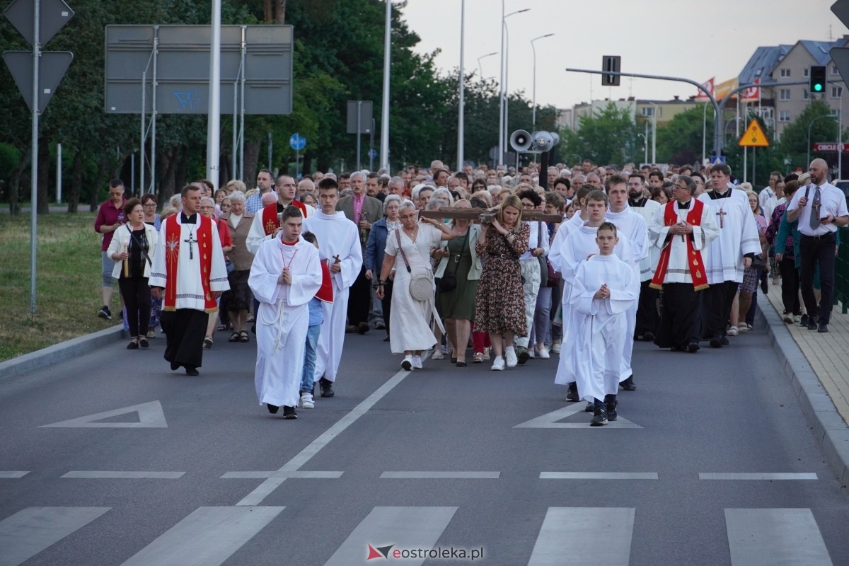 Misie Święte w parafii pw. Zbawiciela Świata w Ostrołęce - procesja ulicami miasta [24.05.2024] - zdjęcie #79 - eOstroleka.pl