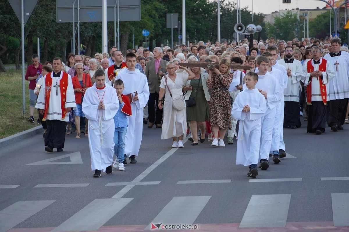 Misie Święte w parafii pw. Zbawiciela Świata w Ostrołęce - procesja ulicami miasta [24.05.2024] - zdjęcie #78 - eOstroleka.pl