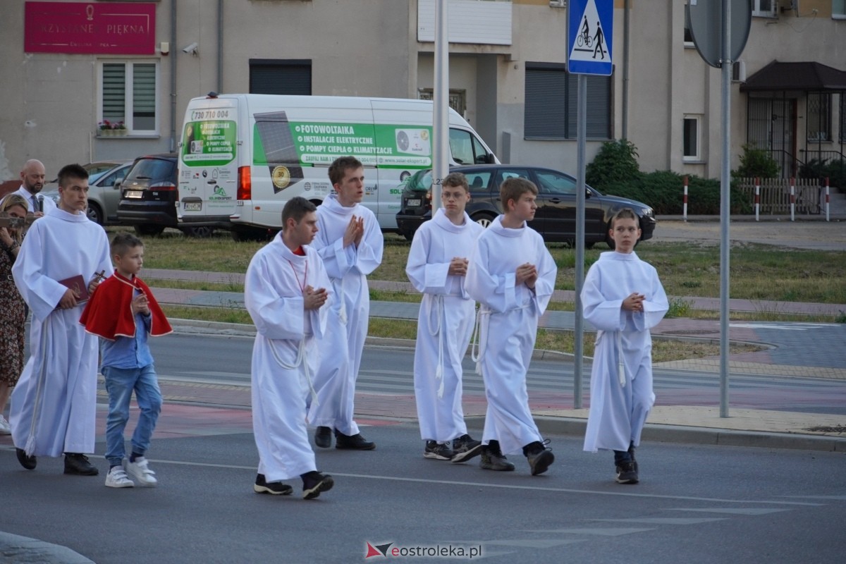 Misie Święte w parafii pw. Zbawiciela Świata w Ostrołęce - procesja ulicami miasta [24.05.2024] - zdjęcie #77 - eOstroleka.pl