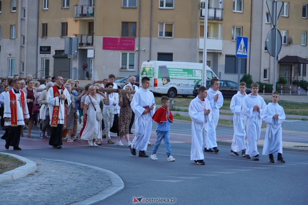 Misie Święte w parafii pw. Zbawiciela Świata w Ostrołęce - procesja ulicami miasta [24.05.2024] - zdjęcie #76 - eOstroleka.pl