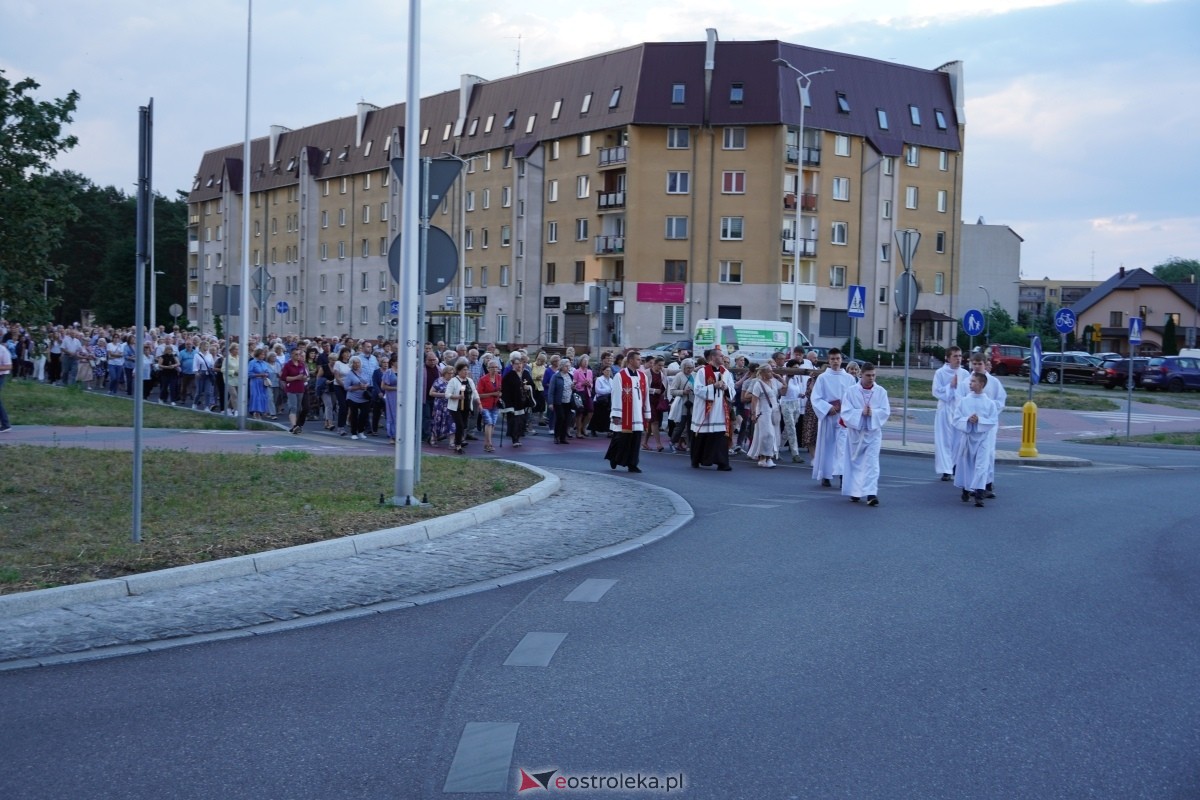 Misie Święte w parafii pw. Zbawiciela Świata w Ostrołęce - procesja ulicami miasta [24.05.2024] - zdjęcie #75 - eOstroleka.pl