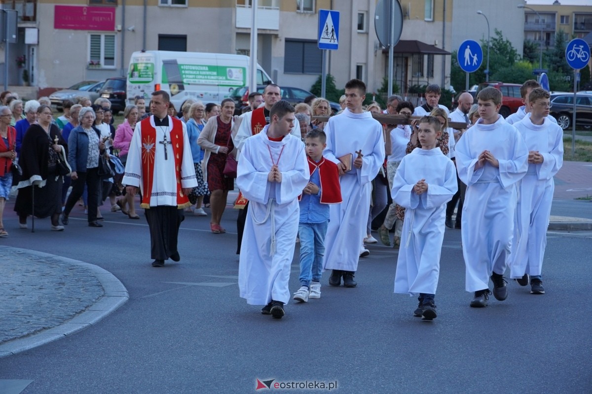 Misie Święte w parafii pw. Zbawiciela Świata w Ostrołęce - procesja ulicami miasta [24.05.2024] - zdjęcie #73 - eOstroleka.pl