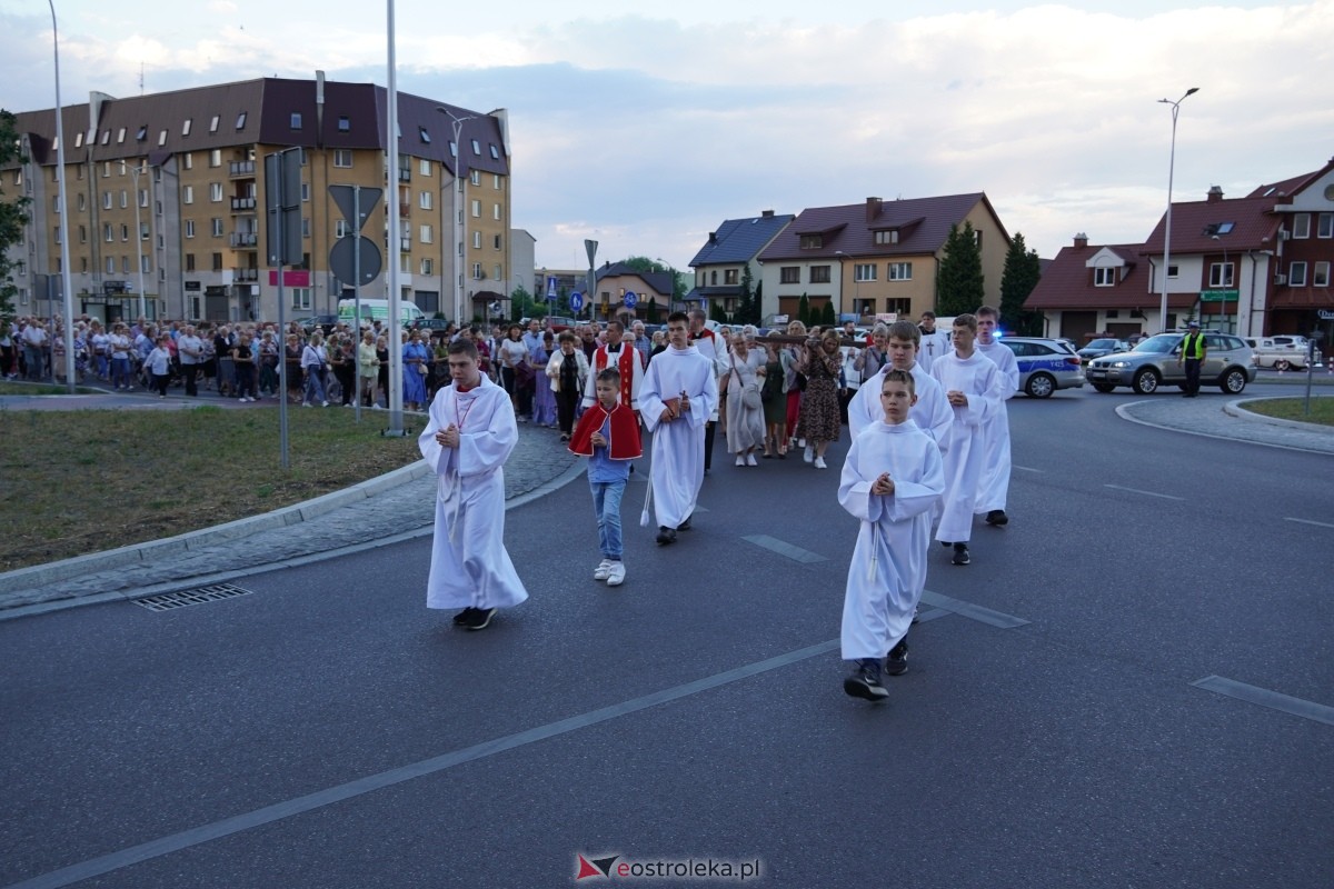 Misie Święte w parafii pw. Zbawiciela Świata w Ostrołęce - procesja ulicami miasta [24.05.2024] - zdjęcie #71 - eOstroleka.pl