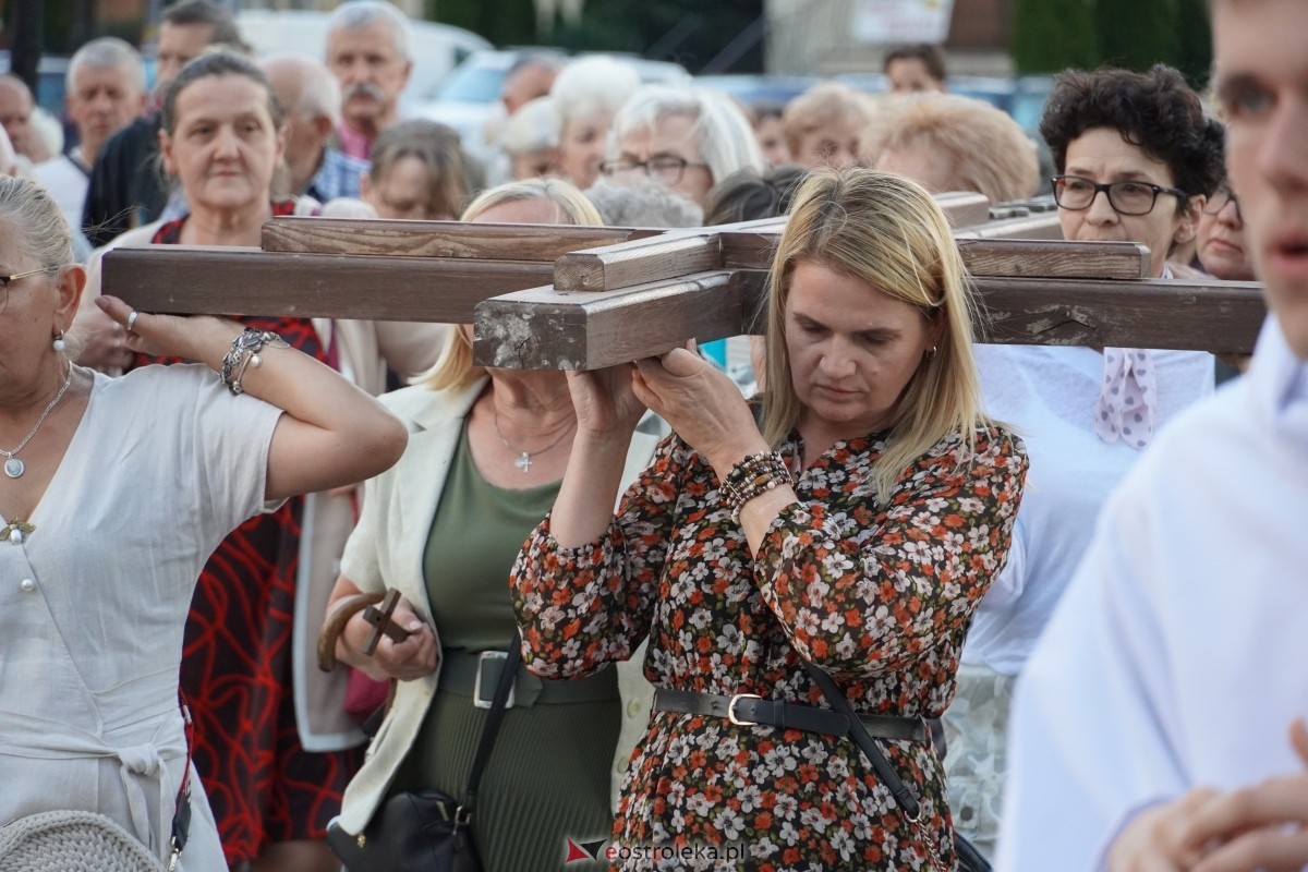 Misie Święte w parafii pw. Zbawiciela Świata w Ostrołęce - procesja ulicami miasta [24.05.2024] - zdjęcie #70 - eOstroleka.pl