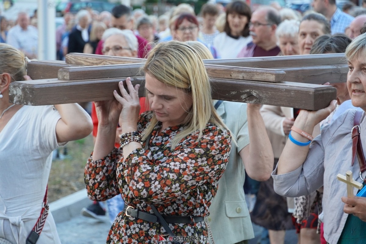 Misie Święte w parafii pw. Zbawiciela Świata w Ostrołęce - procesja ulicami miasta [24.05.2024] - zdjęcie #69 - eOstroleka.pl