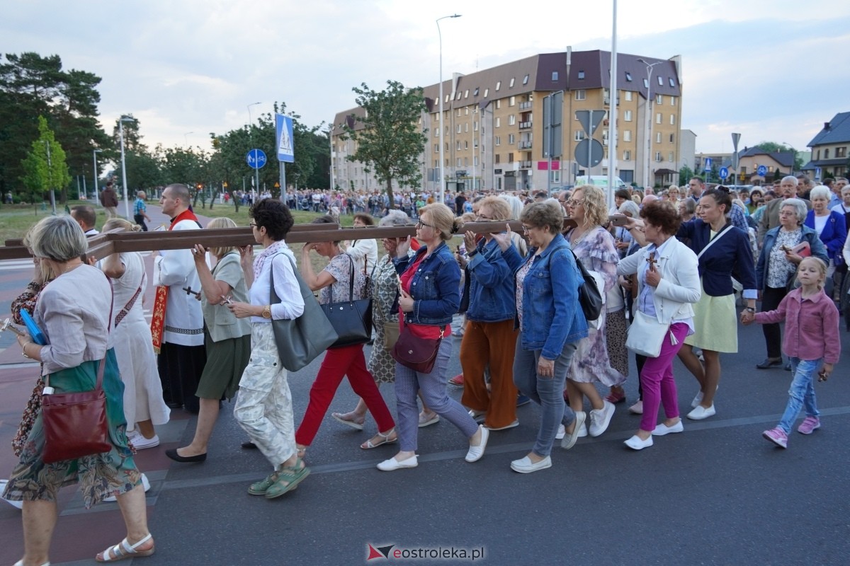 Misie Święte w parafii pw. Zbawiciela Świata w Ostrołęce - procesja ulicami miasta [24.05.2024] - zdjęcie #66 - eOstroleka.pl