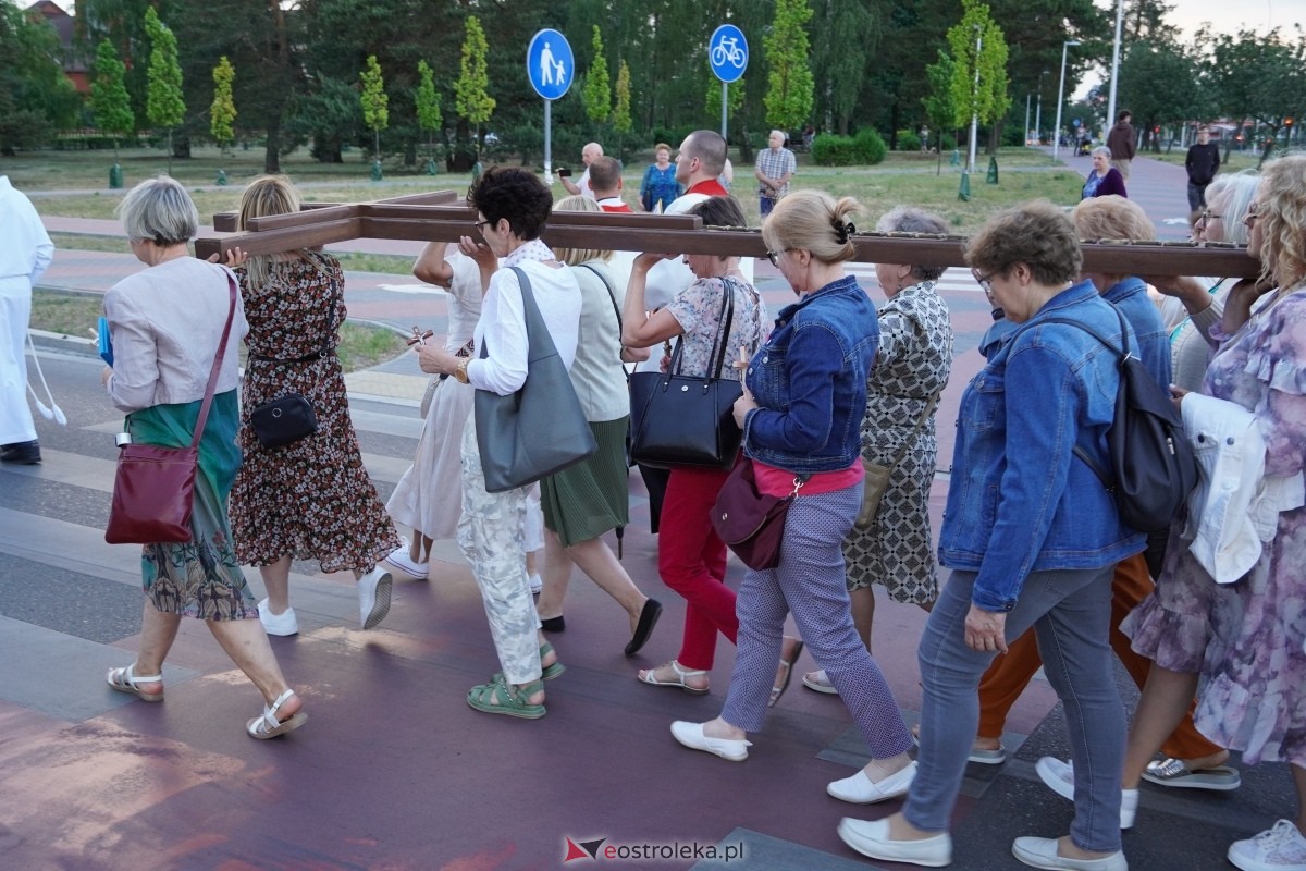 Misie Święte w parafii pw. Zbawiciela Świata w Ostrołęce - procesja ulicami miasta [24.05.2024] - zdjęcie #64 - eOstroleka.pl