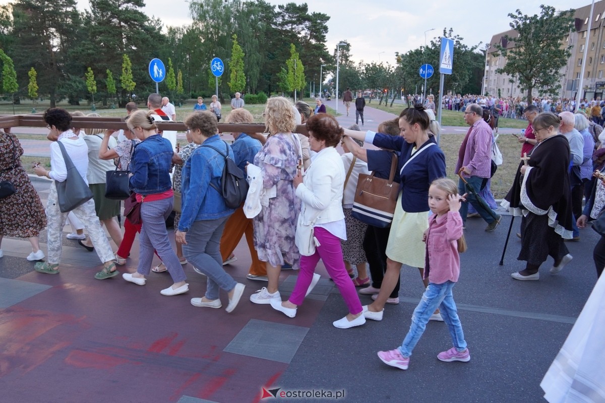 Misie Święte w parafii pw. Zbawiciela Świata w Ostrołęce - procesja ulicami miasta [24.05.2024] - zdjęcie #62 - eOstroleka.pl