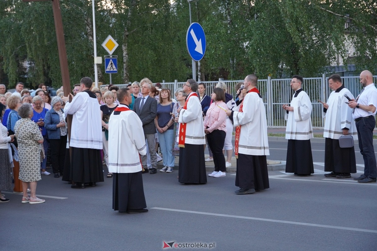 Misie Święte w parafii pw. Zbawiciela Świata w Ostrołęce - procesja ulicami miasta [24.05.2024] - zdjęcie #58 - eOstroleka.pl