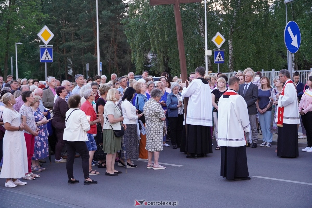 Misie Święte w parafii pw. Zbawiciela Świata w Ostrołęce - procesja ulicami miasta [24.05.2024] - zdjęcie #56 - eOstroleka.pl