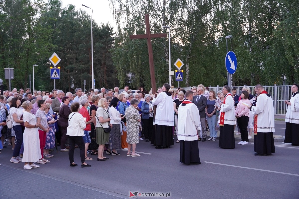 Misie Święte w parafii pw. Zbawiciela Świata w Ostrołęce - procesja ulicami miasta [24.05.2024] - zdjęcie #54 - eOstroleka.pl