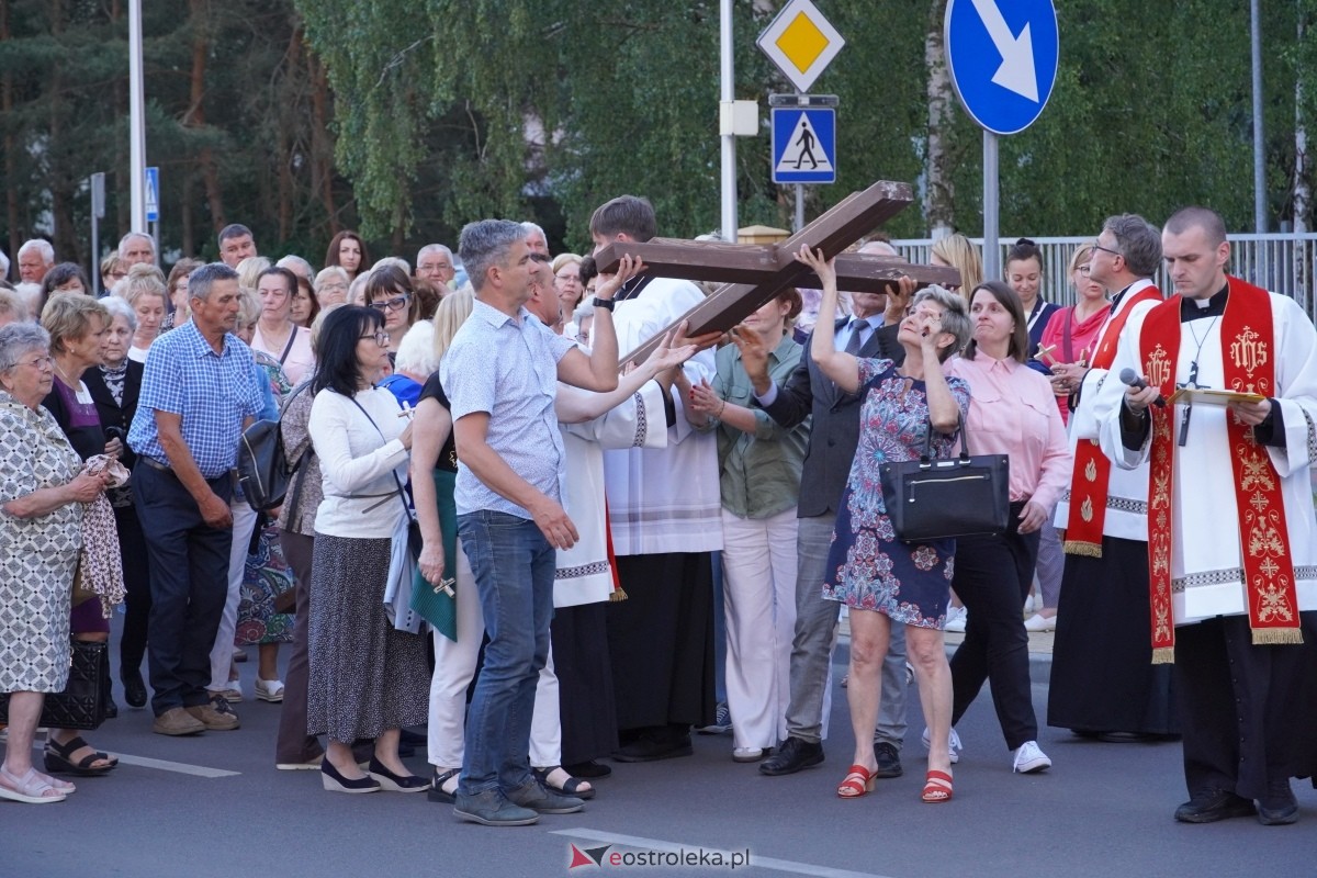 Misie Święte w parafii pw. Zbawiciela Świata w Ostrołęce - procesja ulicami miasta [24.05.2024] - zdjęcie #50 - eOstroleka.pl