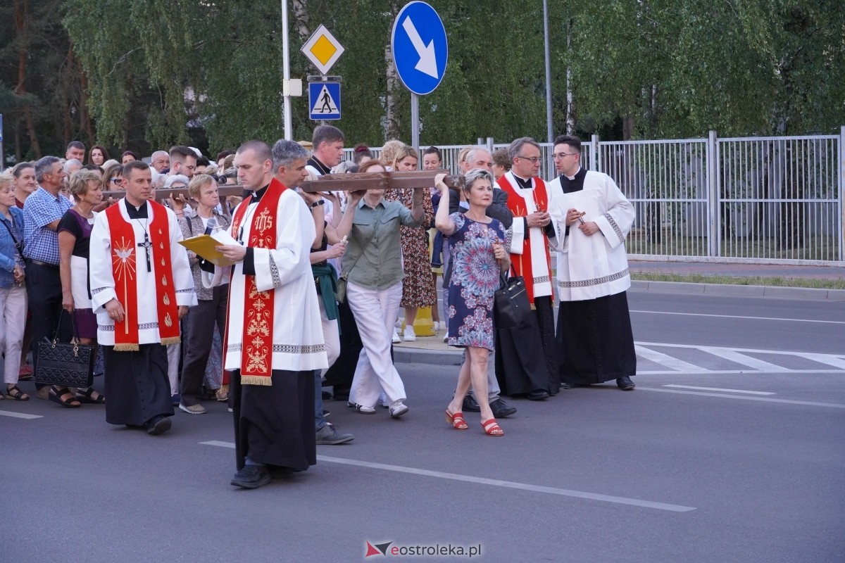 Misie Święte w parafii pw. Zbawiciela Świata w Ostrołęce - procesja ulicami miasta [24.05.2024] - zdjęcie #48 - eOstroleka.pl