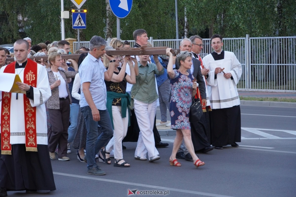 Misie Święte w parafii pw. Zbawiciela Świata w Ostrołęce - procesja ulicami miasta [24.05.2024] - zdjęcie #46 - eOstroleka.pl