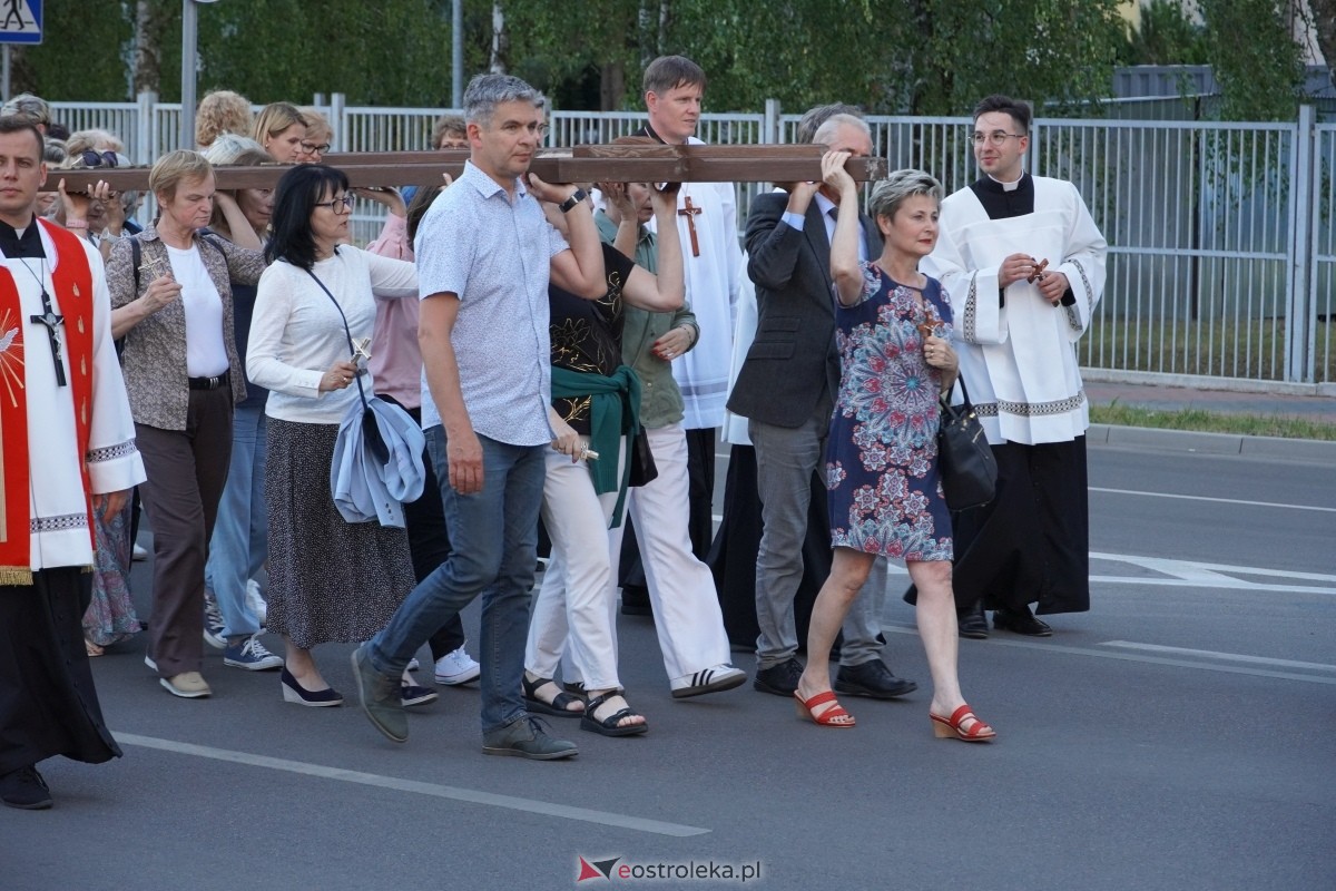 Misie Święte w parafii pw. Zbawiciela Świata w Ostrołęce - procesja ulicami miasta [24.05.2024] - zdjęcie #44 - eOstroleka.pl