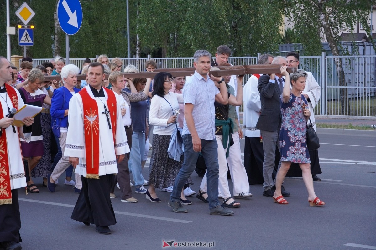 Misie Święte w parafii pw. Zbawiciela Świata w Ostrołęce - procesja ulicami miasta [24.05.2024] - zdjęcie #42 - eOstroleka.pl