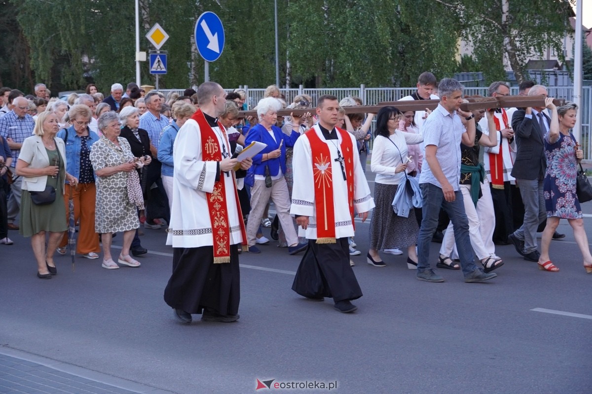 Misie Święte w parafii pw. Zbawiciela Świata w Ostrołęce - procesja ulicami miasta [24.05.2024] - zdjęcie #40 - eOstroleka.pl