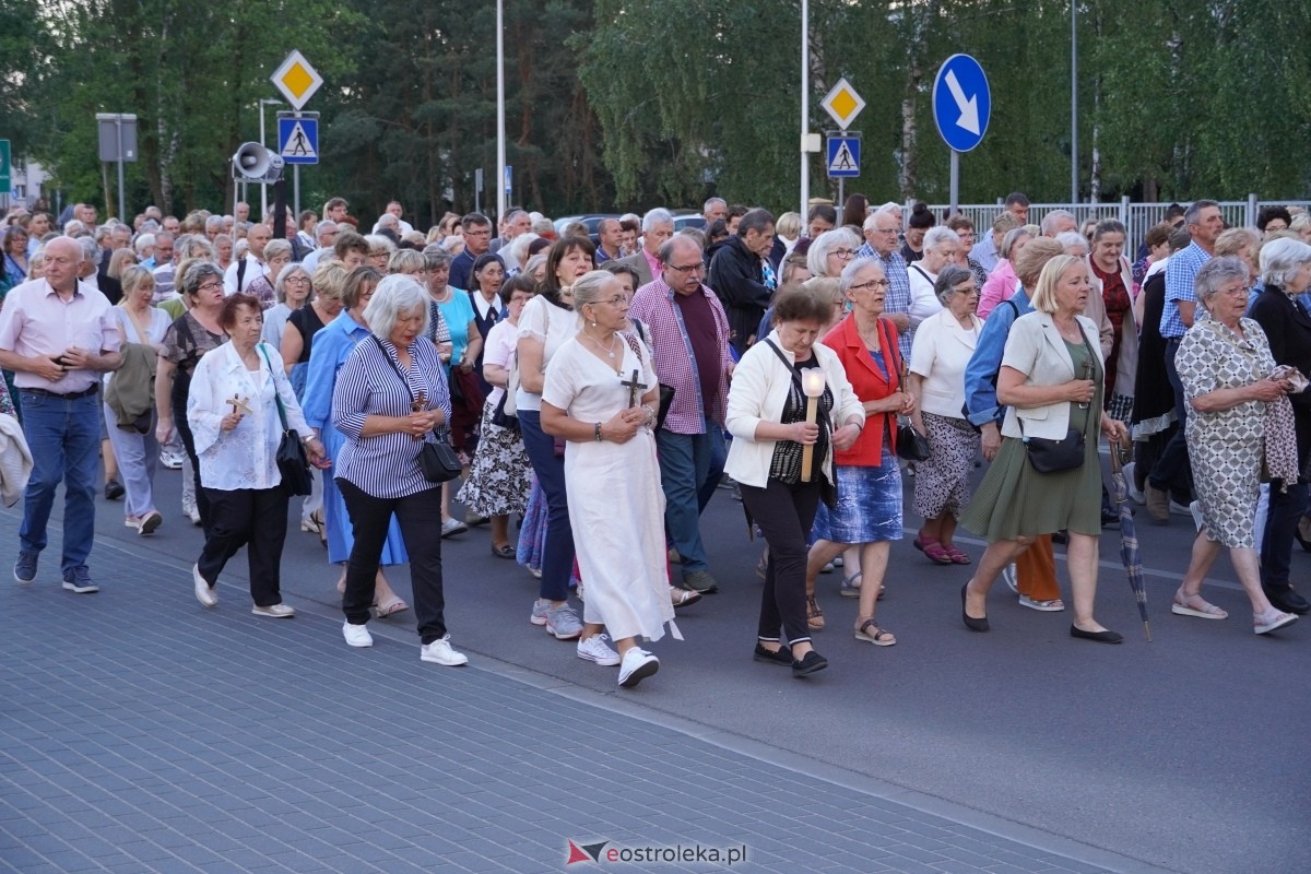 Misie Święte w parafii pw. Zbawiciela Świata w Ostrołęce - procesja ulicami miasta [24.05.2024] - zdjęcie #36 - eOstroleka.pl
