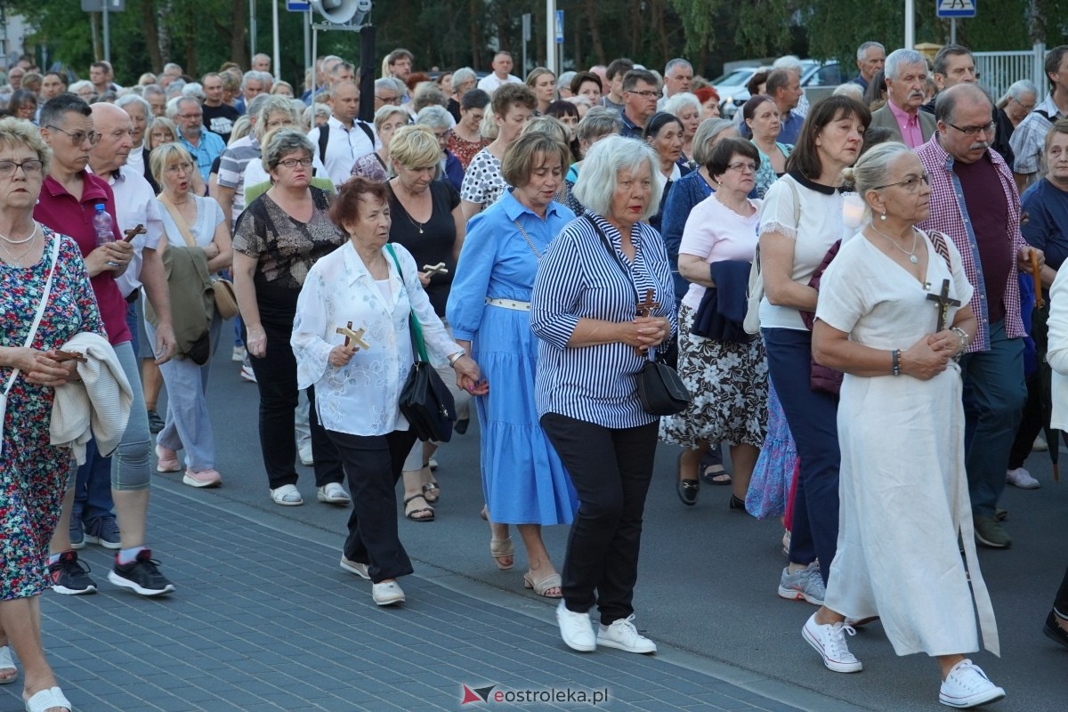 Misie Święte w parafii pw. Zbawiciela Świata w Ostrołęce - procesja ulicami miasta [24.05.2024] - zdjęcie #34 - eOstroleka.pl