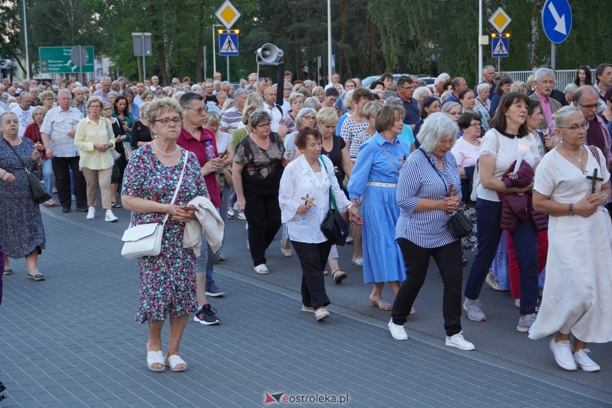 Misie Święte w parafii pw. Zbawiciela Świata w Ostrołęce - procesja ulicami miasta [24.05.2024] - zdjęcie #32 - eOstroleka.pl