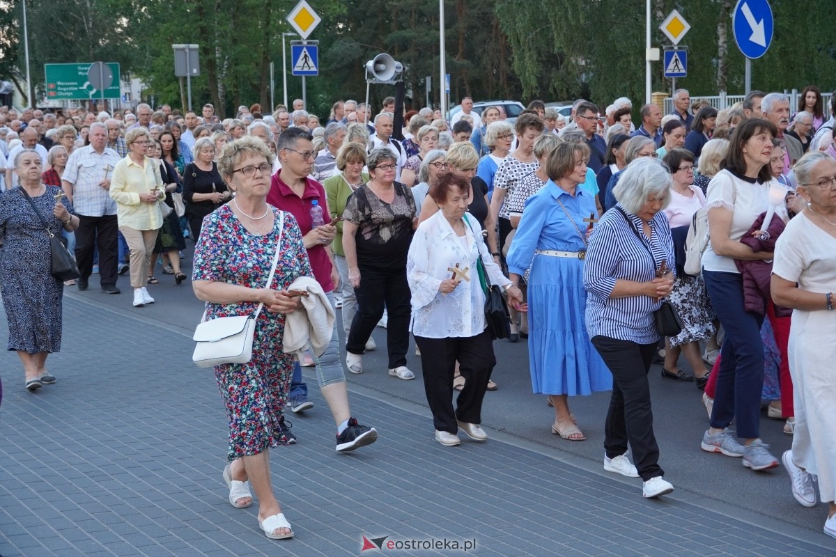 Misie Święte w parafii pw. Zbawiciela Świata w Ostrołęce - procesja ulicami miasta [24.05.2024] - zdjęcie #30 - eOstroleka.pl