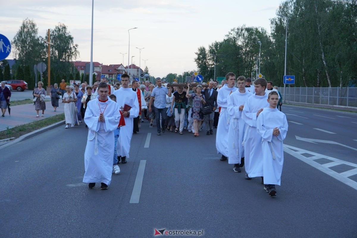 Misie Święte w parafii pw. Zbawiciela Świata w Ostrołęce - procesja ulicami miasta [24.05.2024] - zdjęcie #28 - eOstroleka.pl