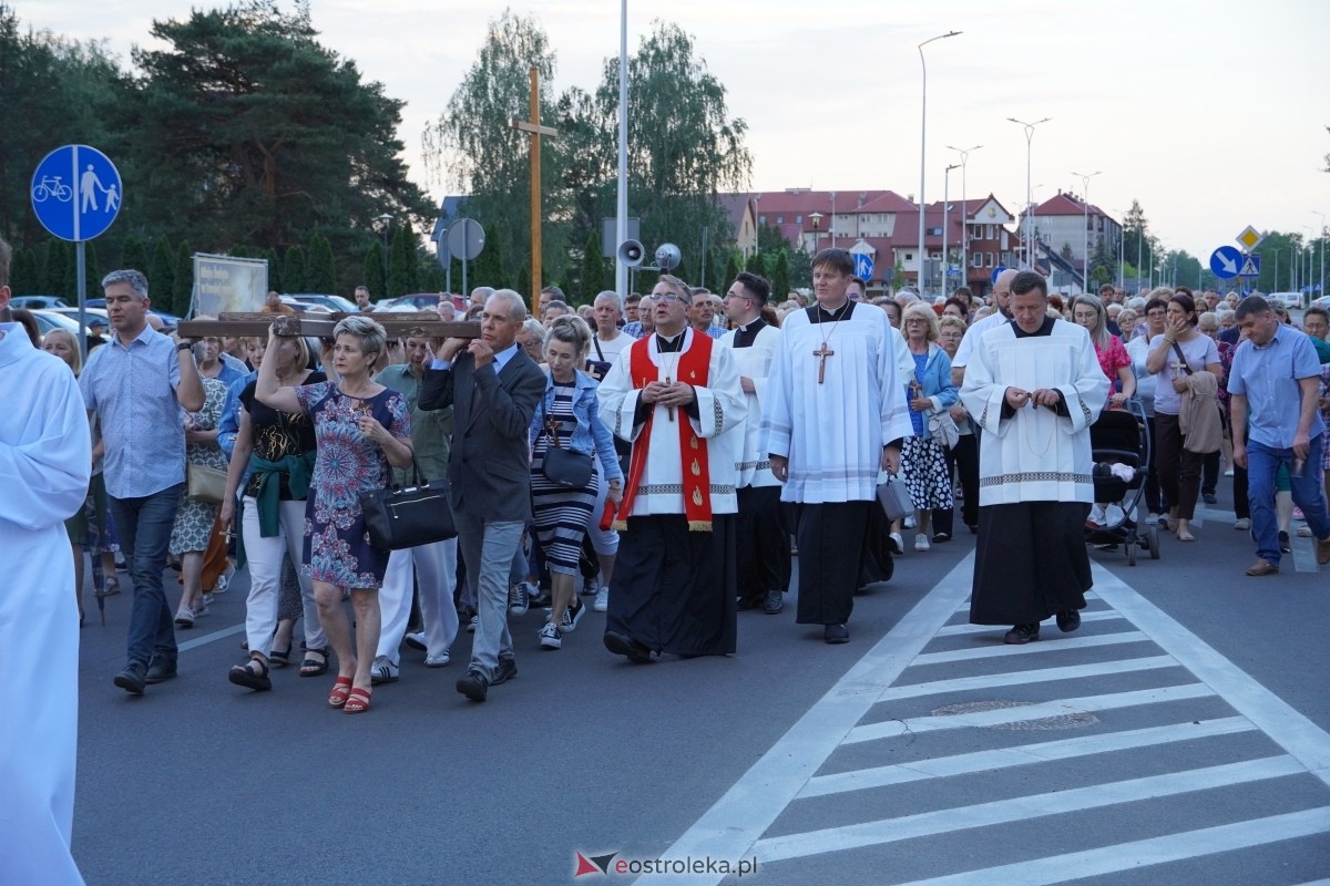 Misie Święte w parafii pw. Zbawiciela Świata w Ostrołęce - procesja ulicami miasta [24.05.2024] - zdjęcie #65 - eOstroleka.pl