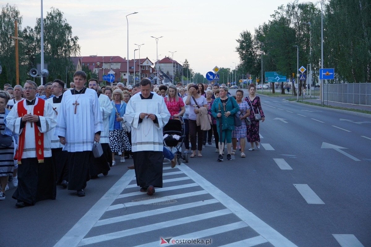 Misie Święte w parafii pw. Zbawiciela Świata w Ostrołęce - procesja ulicami miasta [24.05.2024] - zdjęcie #63 - eOstroleka.pl