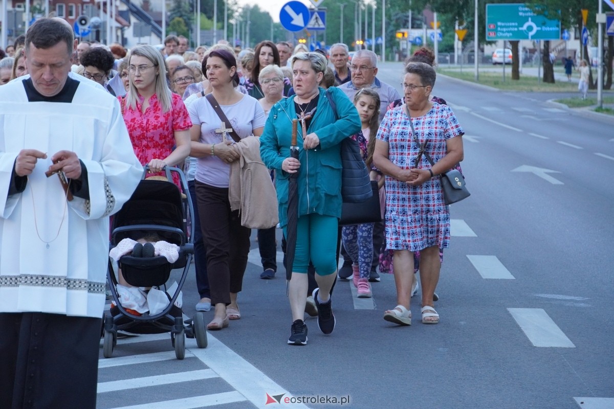 Misie Święte w parafii pw. Zbawiciela Świata w Ostrołęce - procesja ulicami miasta [24.05.2024] - zdjęcie #61 - eOstroleka.pl