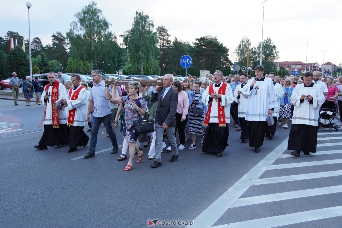 Misie Święte w parafii pw. Zbawiciela Świata w Ostrołęce - procesja ulicami miasta [24.05.2024] - zdjęcie #59 - eOstroleka.pl