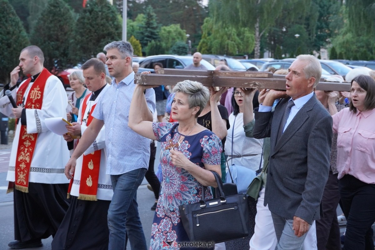 Misie Święte w parafii pw. Zbawiciela Świata w Ostrołęce - procesja ulicami miasta [24.05.2024] - zdjęcie #57 - eOstroleka.pl